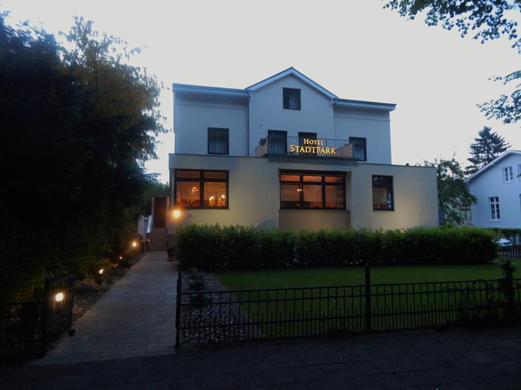 Aparthotel Stadtpark Любек Екстериор снимка